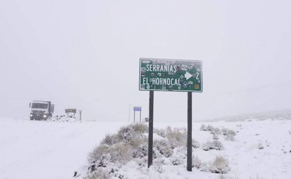 las-serranias-del-hornocal-en-jujuy-se-pintaron-de-blanco